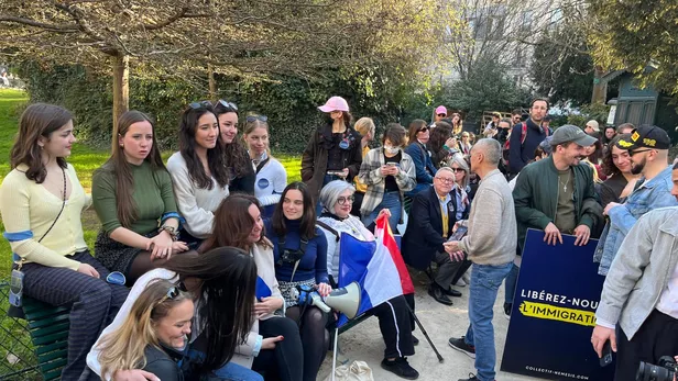 Manifestação feminista: a estranha tarde do coletivo Némésis, bloqueado numa praça e depois protegido na procissão