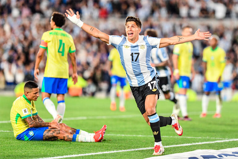 Simeone-Aragentina-comemora-gol-contra-brasil