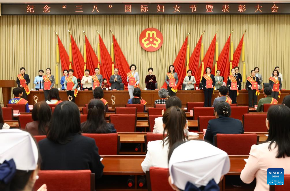 China homenageia modelos femininos antes do Dia Internacional da Mulher