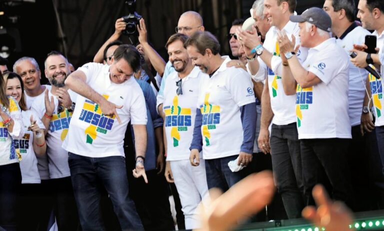 cristaos-fazendo-gesto-de-armas