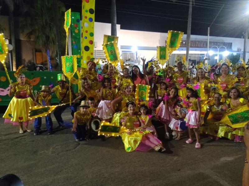 Escola de Samba Unidos de Vila Alegrete atrai 2 mil pessoas para a avenida em Martinópolis