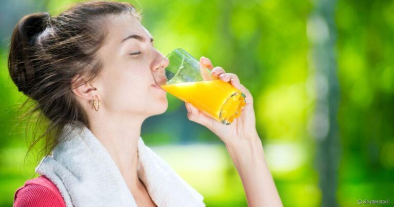 mulher-tomando-suco-de-laranja