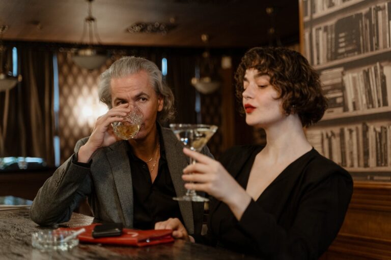 homem-e-mulher-bebendo-alcool