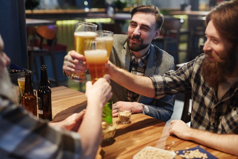 homens-bebendo-alcool
