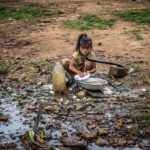 menina-pobre-lava-loucas-esgoto
