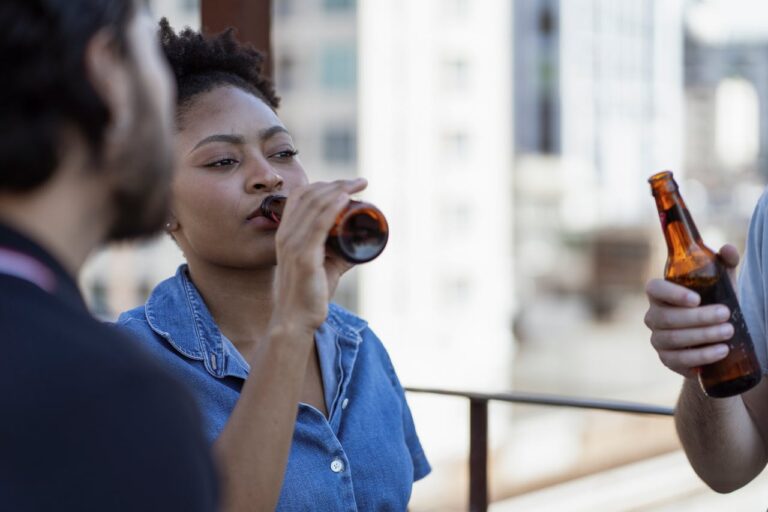 mulher-bebendo-alcool