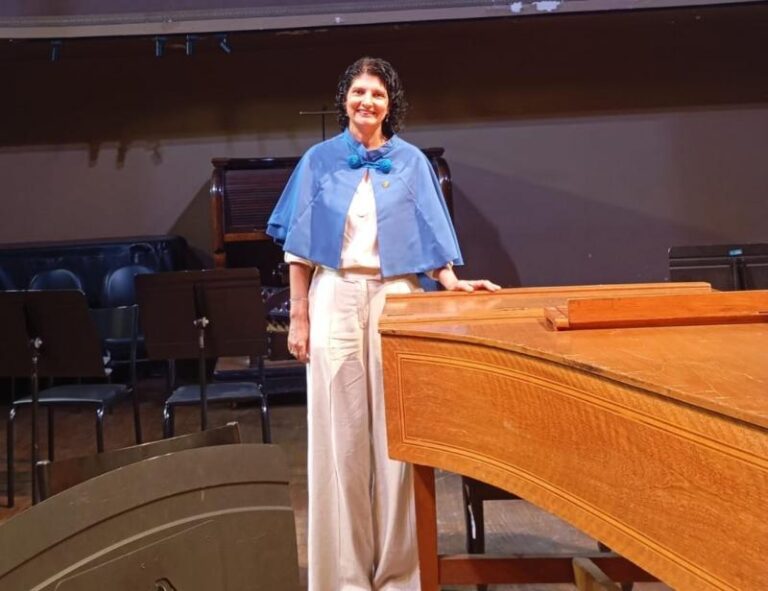 pianista-karem-martins-recebe-homenagem
